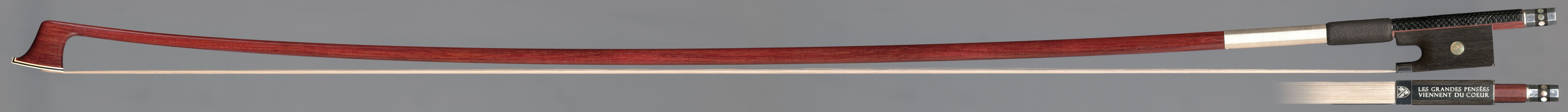 T. M. G. – Kopie nach J. EURY, silbermontiert, Ebenholzfrosch, geteiltes Beinchen mit Perlmutteinlagen, Gravur im Schub und Ring, runde Stange (Beispielfoto).