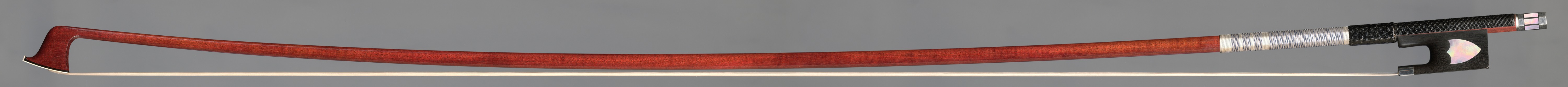 T. M. G. – Kopie nach F. X. TOURTE, silbermontiert, Ebenholzfrosch mit Makkasar-Schild, geteiltes Beinchen mit Perlmutteinlagen, runde Stange (Beispielfoto).