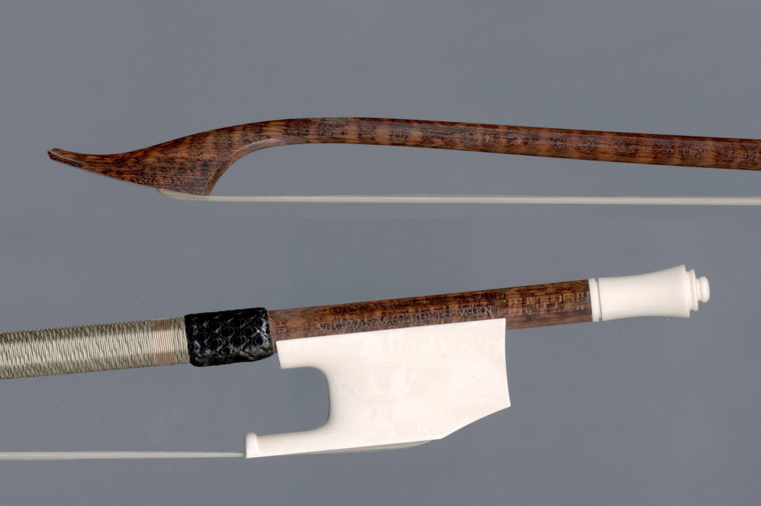 Barockviolabogen, Modell Stradivari, goldmontiert, Frosch und Beinchen aus fossilem Mammutzahn (weltweit reisefähig), runde Stange (Beispielfoto).
