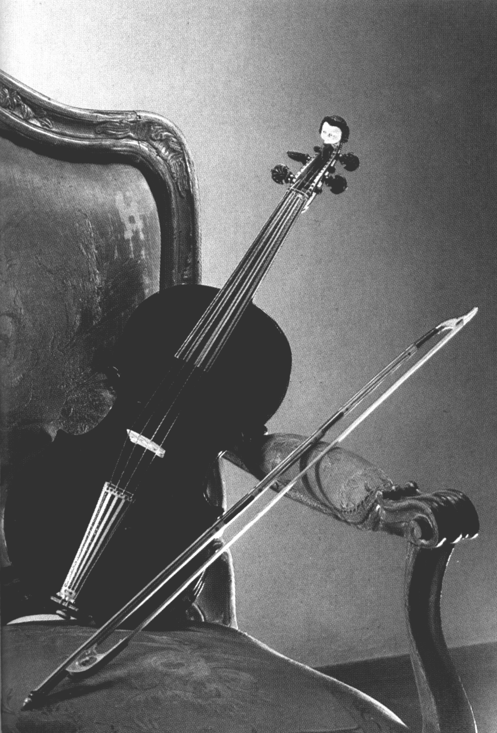 Historisches Streichinstrument mit zugehörigen Bögen