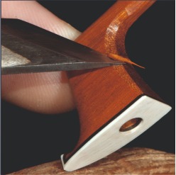 Handwerkliche Arbeit am Bogenkopf